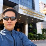 พระบาทสมเด็จพระเจ้าอยู่หัว และสมเด็จพระนางเจ้า ฯ พระบรมราชินี เสด็จฯไปทรงวางพวงมาลาถวายราชสักการะพระบรมราชานุสาวรีย์พระบาทสมเด็จพระบรมชนกาธิเบศรฯ เนื่องในวันนวมินทรมหาราช