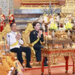 พระบาทสมเด็จพระเจ้าอยู่หัว และสมเด็จพระนางเจ้า ฯ พระบรมราชินี เสด็จฯไปทรงวางพวงมาลาถวายราชสักการะพระบรมราชานุสาวรีย์พระบาทสมเด็จพระบรมชนกาธิเบศรฯ เนื่องในวันนวมินทรมหาราช